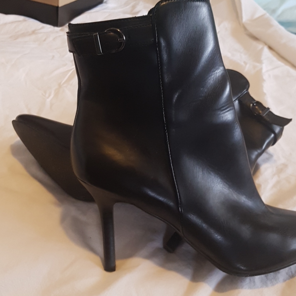 Shoes - Picture 4 of 4